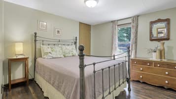 3 bedrooms, WiFi (free), bed sheets