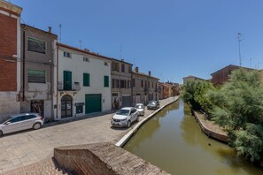 Exterior - GuestHost - Comfortable apartment located on the second floor of a building NOT equipped with a lift.In 63 m2 of space it comfortably accommodates 5 people with a double sofa bed in the living room, a double bedroom and a bedroom with a single bed.Locate (Comacchio)
