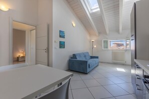 Flat-screen TV - GuestHost - Comfortable apartment located on the second floor of a building NOT equipped with a lift.In 63 m2 of space it comfortably accommodates 5 people with a double sofa bed in the living room, a double bedroom and a bedroom with a single bed.Locate (Comacchio)