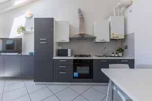 Een koelkast, een magnetron, een oven, een kookplaat