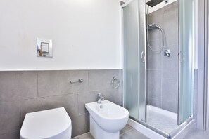Douche, sèche-cheveux, bidet, serviettes fournies