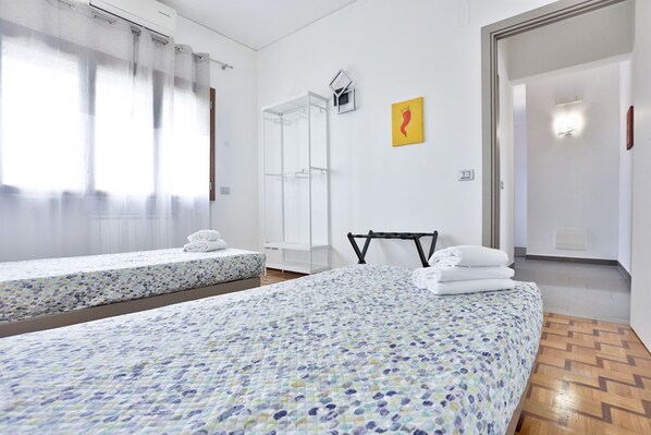 2 habitaciones, tabla de planchar con plancha, wifi y ropa de cama