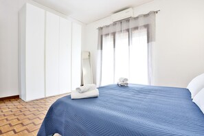 2 bedrooms, iron/ironing board, WiFi, bed sheets - GuestHost - Casa Paola Modern Apartment (Napoli)