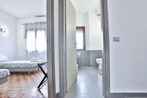 Een douche, een haardroger, een bidet, handdoeken