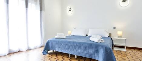 2 chambres, fer et planche à repasser, Wi-Fi, draps fournis