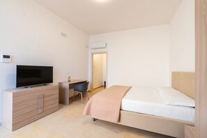 1 bedroom, iron/ironing board, WiFi, bed sheets - GuestHost - Cozy 25 sqm room in Trani, ideal for 2 people. Located on the ground floor of a building, it is equipped with air conditioning and WiFi. Just a short walk from the center of Trani, it offers easy access to all the main attractions. Trani is a (Trani)