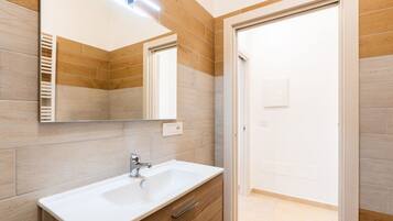 Doccia, asciugacapelli, bidet, asciugamani