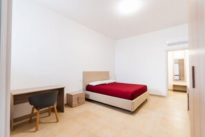 1 habitación, tabla de planchar con plancha, wifi y ropa de cama