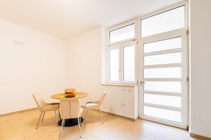 Dining - Cozy 62 sqm apartment in Trani, ideal for 4 people. Located on the ground floor, it includes a reserved outdoor parking space. Just a short walk from the center of Trani, it offers easy access to all the main attractions. Trani is a charming city in Pugl (Trani)