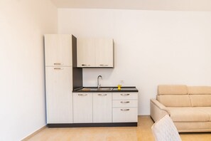 Interior - Cozy 62 sqm apartment in Trani, ideal for 4 people. Located on the ground floor, it includes a reserved outdoor parking space. Just a short walk from the center of Trani, it offers easy access to all the main attractions. Trani is a charming city in Pugl (Trani)