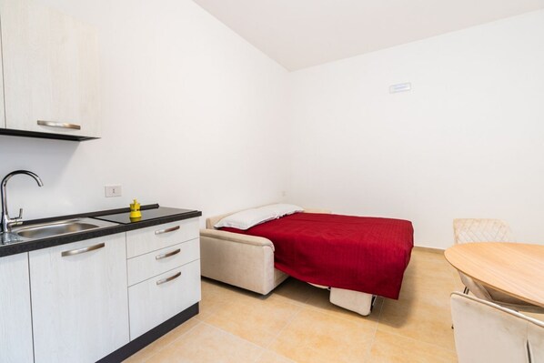 1 habitación, tabla de planchar con plancha, wifi y ropa de cama