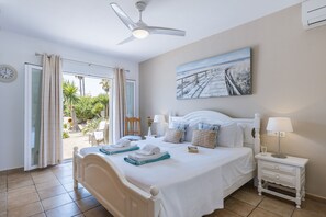 4 chambres, coffres-forts dans les chambres, fer et planche à repasser