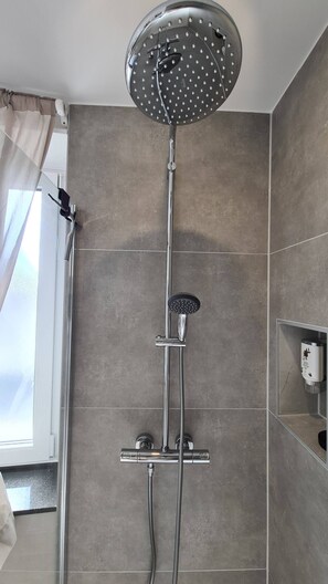 Douche, articles de toilette écologiques, sèche-cheveux