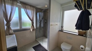 Ducha, artículos de tocador ecológicos, secador de pelo, toallas