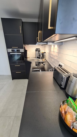 Réfrigérateur, four à micro-ondes, un four, surface de cuisson