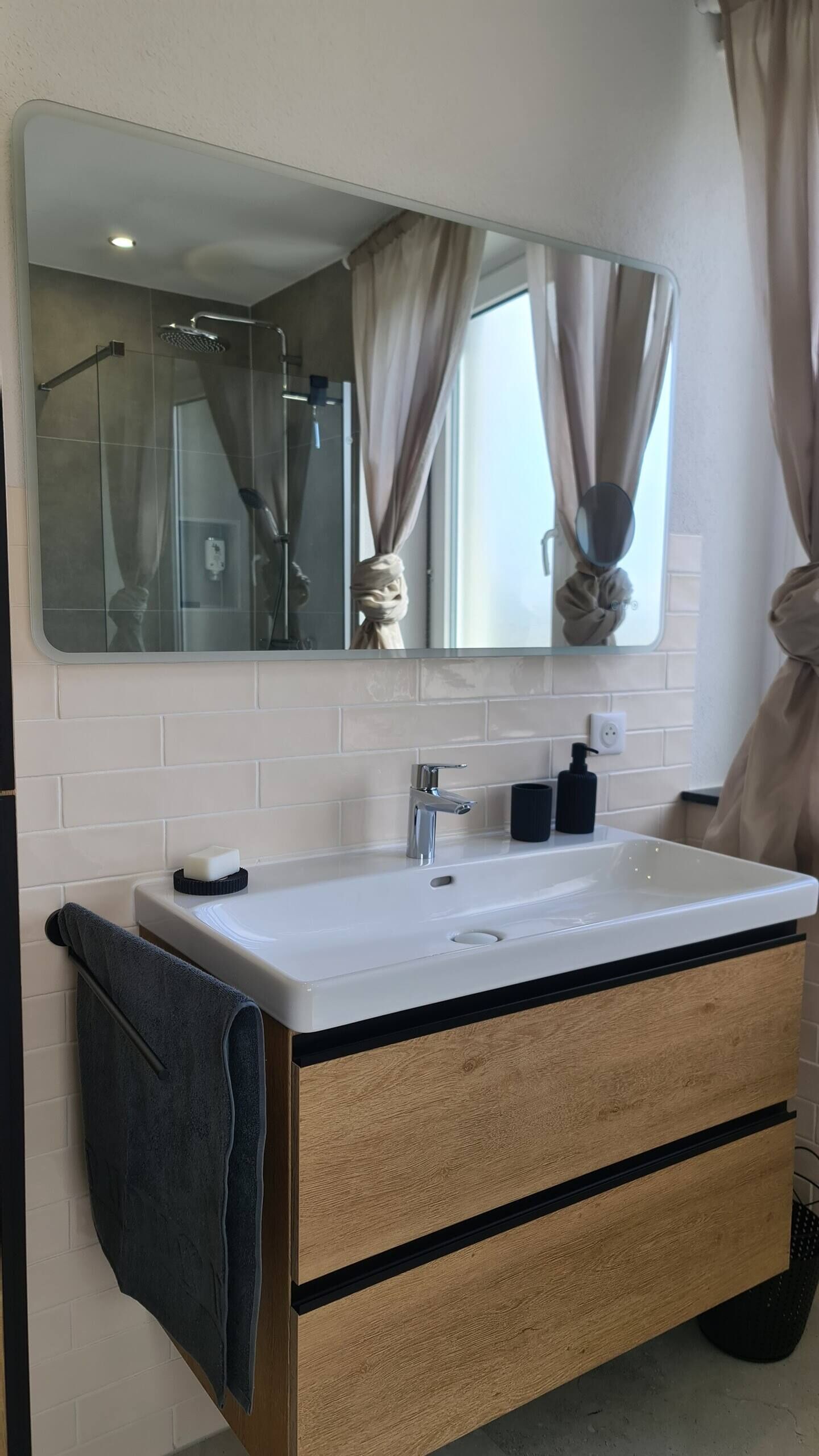 Dusche, umweltfreundliche Kosmetikartikel, Haartrockner, Handtücher