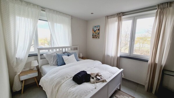1 chambre, bureau, fer et planche à repasser, lit de bébé portatif