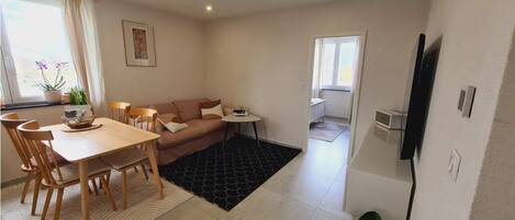 Smart-TV, filmbibliotek og stereoanlegg