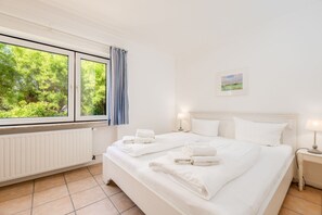 2 chambres, coffres-forts dans les chambres, fer et planche à repasser