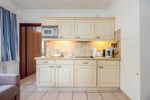 Kühlschrank, Mikrowelle, Herdplatte, Geschirrspüler