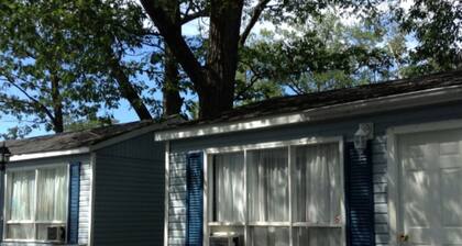 Wasaga Beach Walk to Beach! Free Parking!Free Wifi!