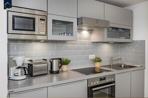 Refrigerador, microondas, horno y parrilla de estufa