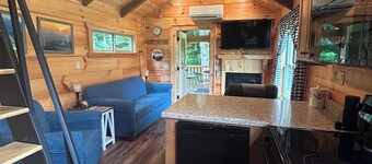 Cozy 1 BR cabin 100 feet from the Linville River near Newland, NC. EV charger