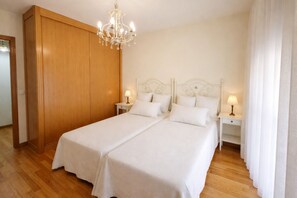 2 habitaciones, tabla de planchar con plancha y ropa de cama
