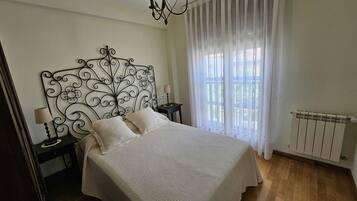 2 habitaciones, tabla de planchar con plancha y ropa de cama