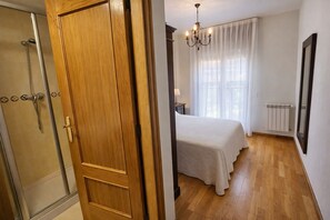 2 soverom, strykejern/-brett, sengetøy og rullestolvennlig