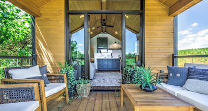 Cozy tiny home with 1 bedroom and WiFi, serene & peaceful glamping