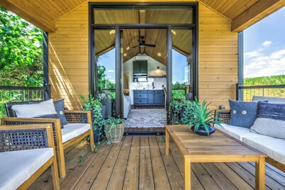 Cozy tiny home with 1 bedroom and WiFi, serene & peaceful glamping