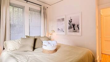 2 bedrooms, iron/ironing board, WiFi, bed sheets