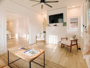 Smart-TV, Bücher, Stereoanlage