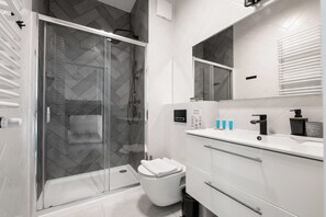 Shower, hair dryer, towels
