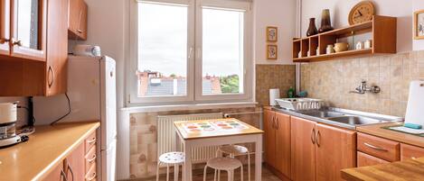 Fridge, oven, stovetop, coffee/tea maker