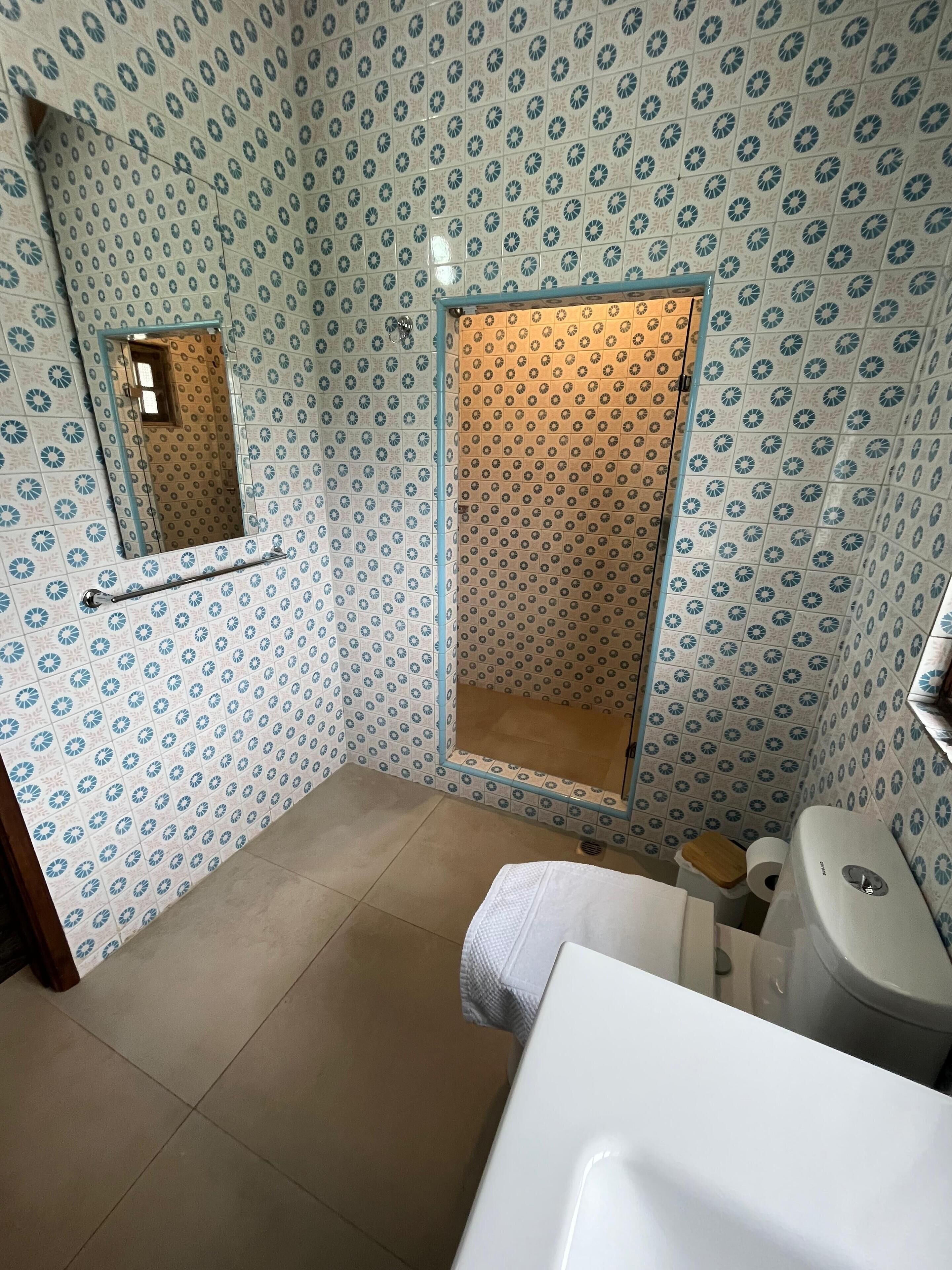 Standard Single Room, Courtyard View | Bathroom | Shower, rainfall showerhead, towels