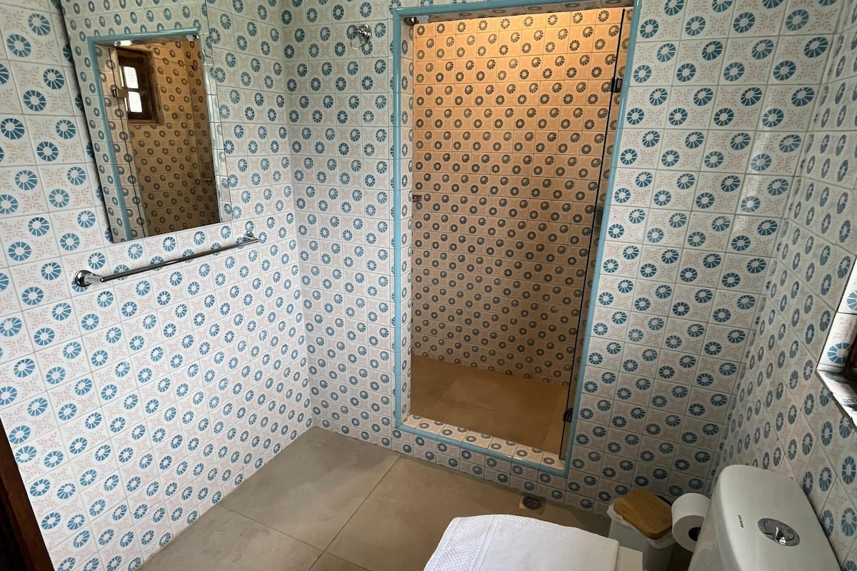 Standard Single Room, Courtyard View | Bathroom | Shower, rainfall showerhead, towels