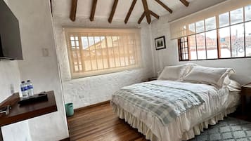 Habitación estándar doble, vistas al jardín | Decoración individual, mobiliario individual, escritorio