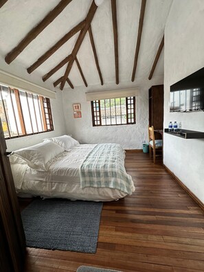 Individually decorated, individually furnished, desk, laptop workspace - BLAU HOTEL CAFE (Sopó)