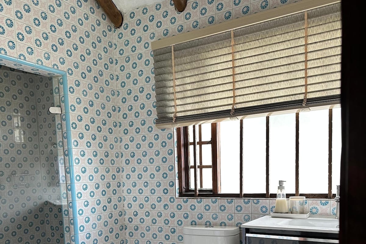 Ein Badezimmer mit Toilette, Waschbecken und Duschbereich.