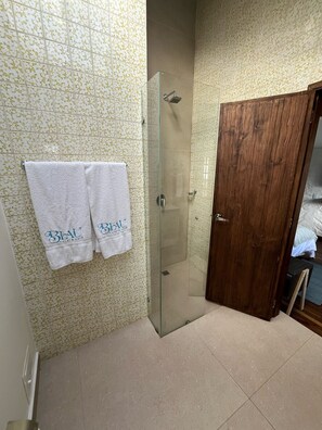 Standard-Doppelzimmer, Gartenblick | Badezimmer