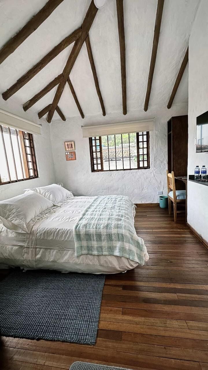 Dobbeltrom – standard, hageutsikt | Individuelt dekorert, individuelt innredet og skrivebord