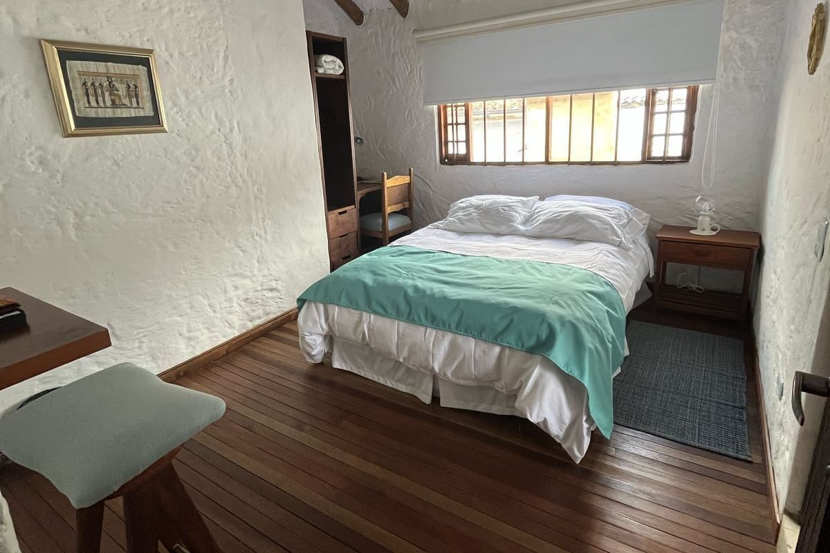 Standardzimmer, Blick auf den Innenhof | Individuell dekoriert, individuell eingerichtet, Schreibtisch