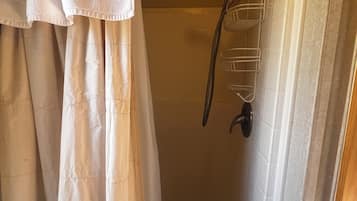 Chuveiro, toalhas de banho, sabonete, shampoo