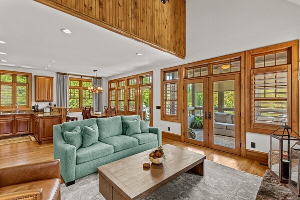 Smart-TV, Kamin, Tischtennisplatte