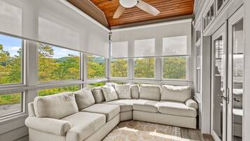 Smart TV, fireplace, table tennis