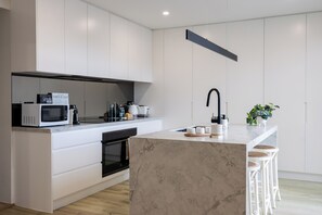 Kylskåp, mikrovågsugn, ugn och spishäll