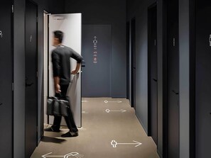 Douche, articles de toilette gratuits, sèche-cheveux, chaussons