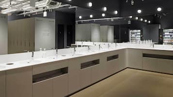 Douche, articles de toilette gratuits, sĂšche-cheveux, chaussons